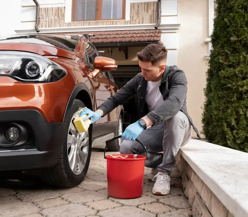 Lavage auto à domicile Saint-Bonnet-du-Gard : professionnel intervenant sur un véhicule
